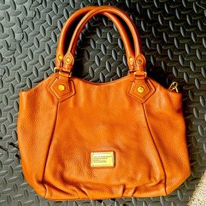 This is a Marc Jacobs hand bag. Very well taken care of